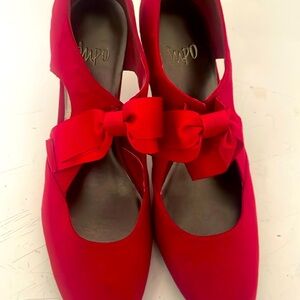 Size 9 /1/2 red shoes heel is the right size l inch heel